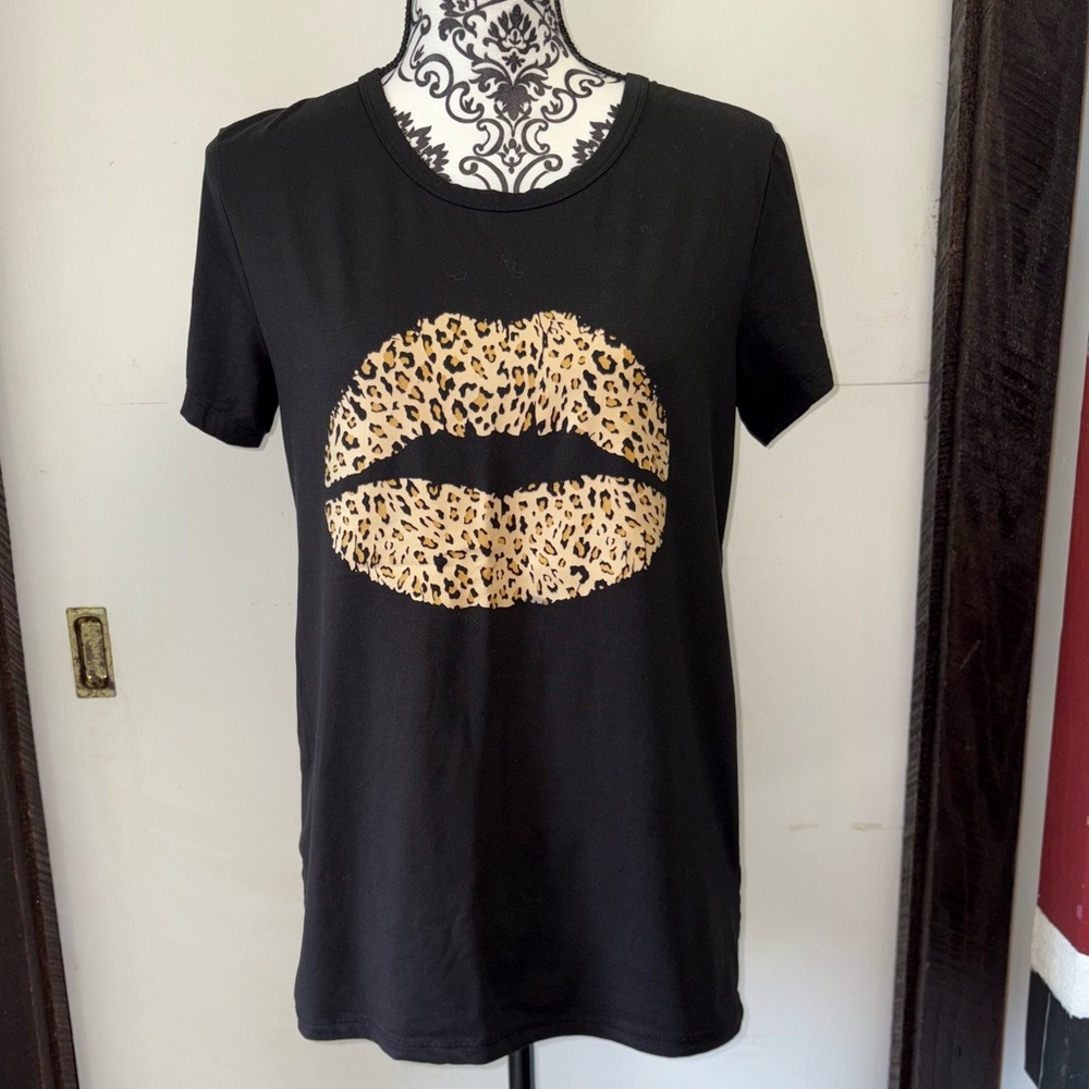 UK2LA Size Large Black Short Sleeve Shirt with Leopard Lip Print on the Front